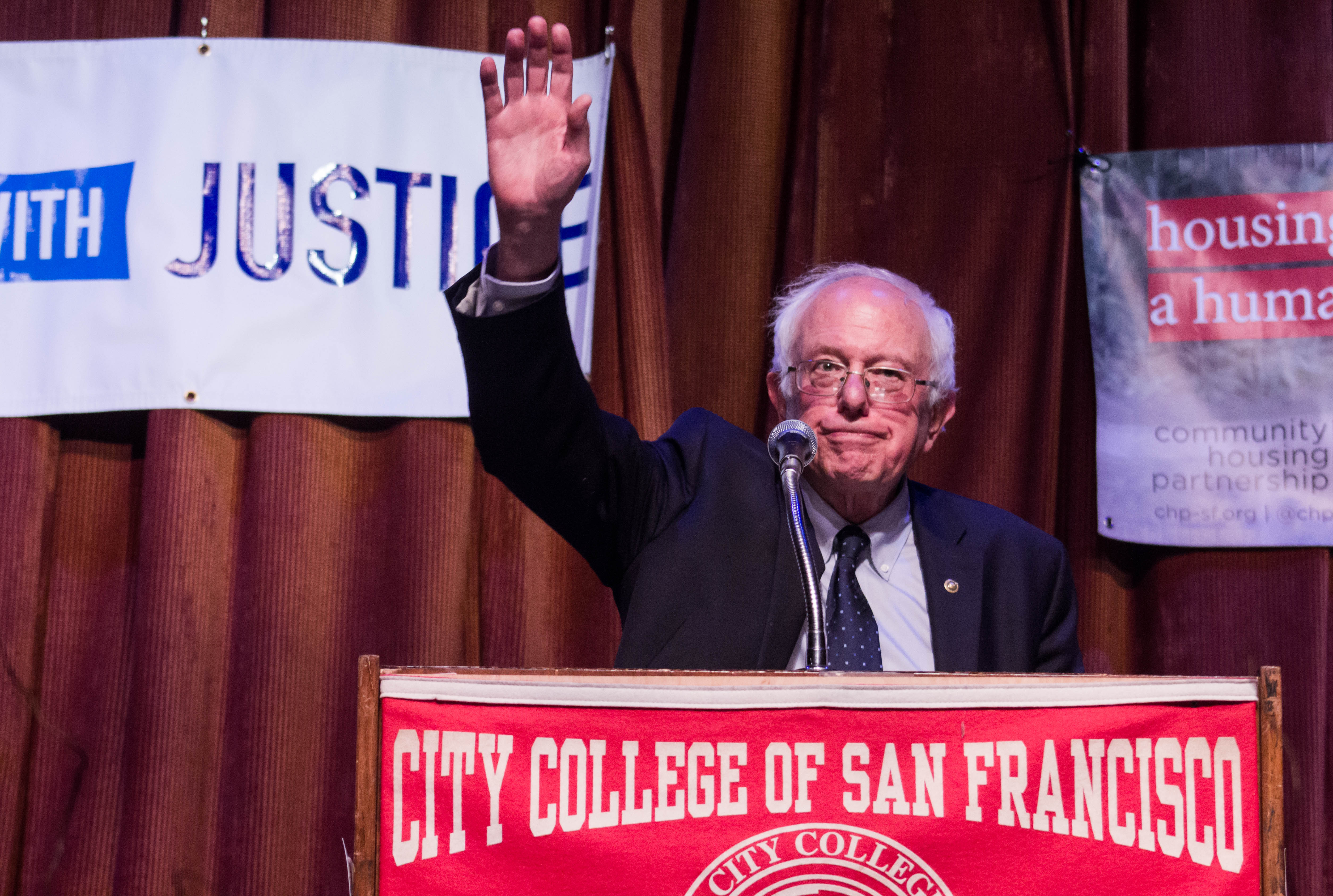 Senator Bernie Sanders waves at the cheering crowd after completing his speech at City College's Diego Rivera Theater on Sept. 22, 2017. (Photo by Jordi Molina/The Guardsman) 