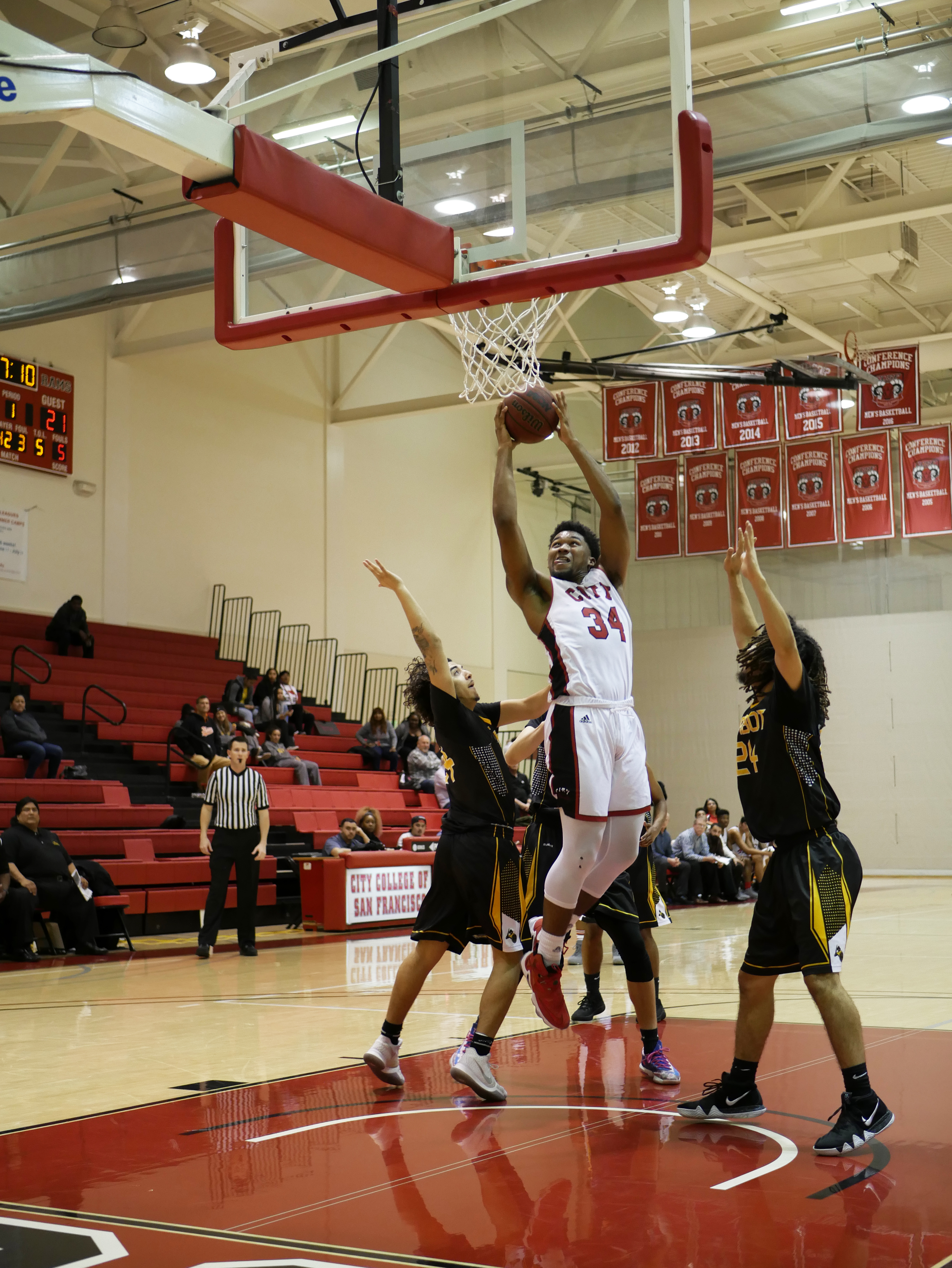 City College's forward Lewis Hayes (#34) goes in strong to the hoop for a basket on Jan. 31, 2018. Photo by James Comfort, special to The Guardsman. 