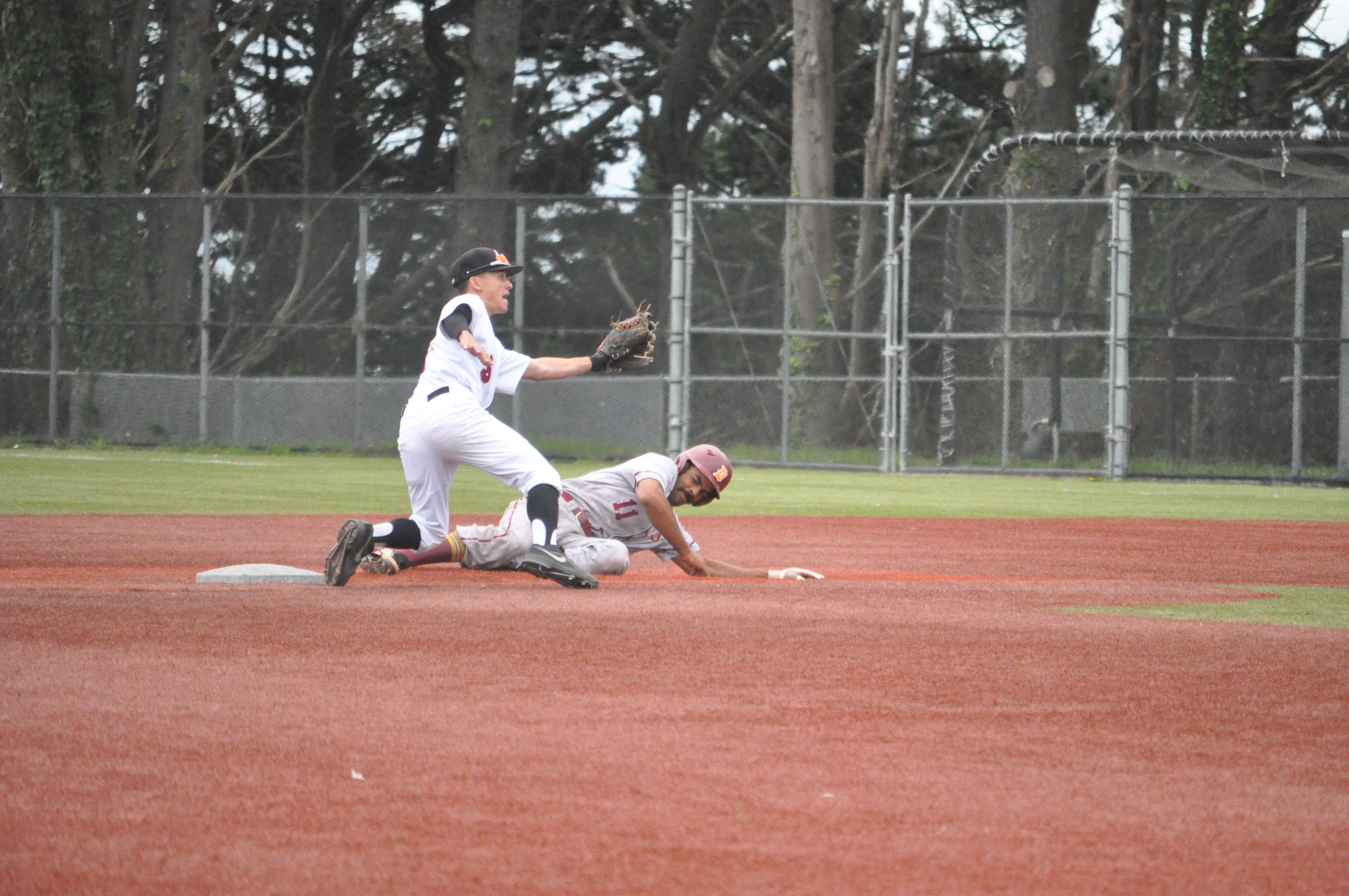 The Rams second baseman Ian Chiang (#5) attempts to tag out De Anza runner stealing second on April 5, 2018. Photo by Peter J. Suter/The Guardsman.