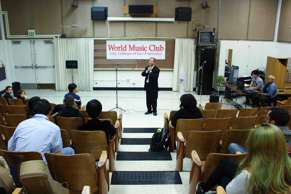 Advisor Professor Benedict Lim addresses the crowd gathered for the preliminary round of competition in the World Music Club’s annual Singing Contest on Friday, Nov. 20, 2015. (By Shannon Cole/The Guardsman)