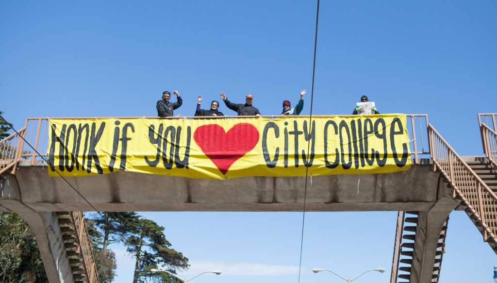 AFT 2121 members hang a banner over the Muni overpass on Ocean Avenue, encouraging drivers to support the faculty strike at Ocean Campus on April 27, 2016. (Photo by Natasha Dangond/Special to The Guardsman)