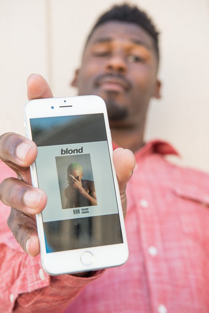 The cover of Frank Ocean's new album Blonde displayed on a phone belonging to Abdul-Latif Islam. (Photo by Izar Decleto/The Guardsman)